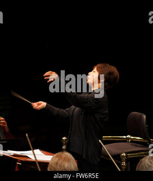 Xian Zhang geboren 1973 in Dandong, Liaoning), chinesische amerikanische Dirigent. BBC Proms 2015, Prom 15. Royal Albert Hall, London. Stockfoto