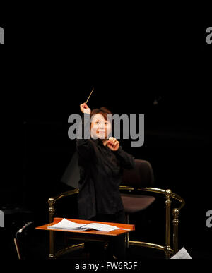 Xian Zhang geboren 1973 in Dandong, Liaoning), chinesische amerikanische Dirigent. BBC Proms 2015, Prom 15. Royal Albert Hall, London. Stockfoto