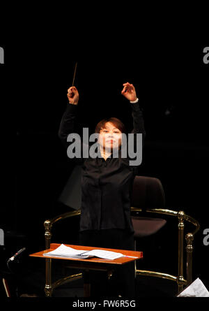 Xian Zhang geboren 1973 in Dandong, Liaoning), chinesische amerikanische Dirigent. BBC Proms 2015, Prom 15. Royal Albert Hall, London. Stockfoto