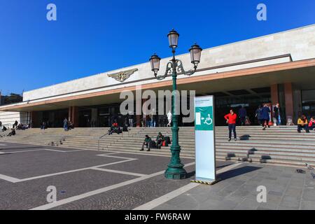 Venedig Santa Lucia Bahnhofsgebäude. Die Station ist eine der zwei wichtigsten Bahnhöfe Venedigs, Stockfoto