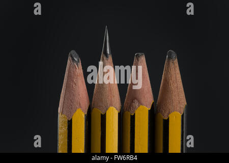 scharfe und stumpfe Bleistifte Seufzer der harte Arbeit oder faul getragen Bleistiftmine ausgerichtet in einer Reihe stehend Warnung Stockfoto