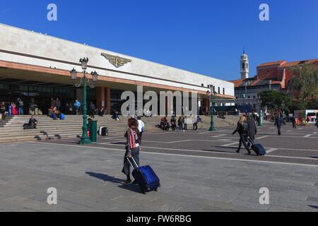 Venedig Santa Lucia Bahnhofsgebäude. Die Station ist eine der zwei wichtigsten Bahnhöfe Venedigs, Stockfoto