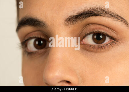 lange Wimpern und Hasel dunkelbraune Augen junge Dame suchen, sehen, in die Seele Stockfoto