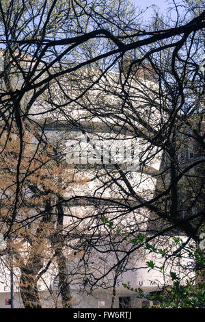 Guggenheim Museum Außen im Frühjahr als vom Central Park, NYC gesehen Stockfoto