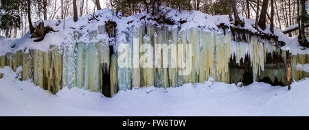 Eisformationen erstellt von Wasser versickert Eben Ice Caves in Hiawatha National Forest, obere Halbinsel, Michigan, USA Stockfoto