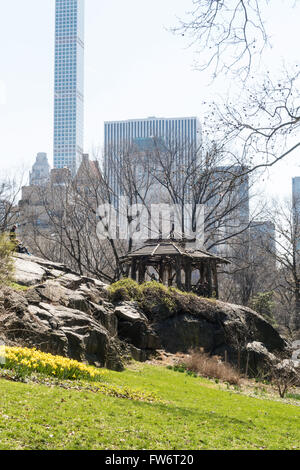 Holzpavillon im Central Park mit Skyline im Hintergrund, NYC, USA Stockfoto