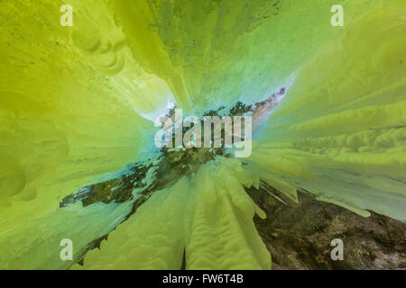 Eisformationen erstellt von Wasser versickert Eben Ice Caves in Hiawatha National Forest, obere Halbinsel, Michigan, USA Stockfoto