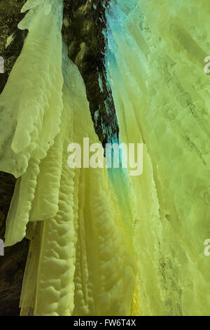 Eisformationen erstellt von Wasser versickert Eben Ice Caves in Hiawatha National Forest, obere Halbinsel, Michigan, USA Stockfoto