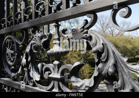 Die Vanderbilt-Tor am Eingang von The Conservatory Garden, Central Park, New York City Stockfoto