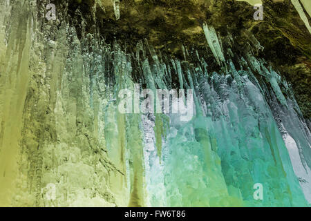 Eisformationen erstellt von Wasser versickert Eben Ice Caves in Hiawatha National Forest, obere Halbinsel, Michigan, USA Stockfoto