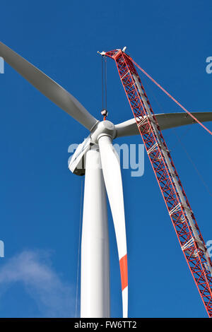 Windkraftanlage mit einem Kran im Bau Stockfoto