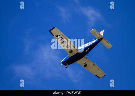 Tayside Aviation Piper PA-28-161 Cherokee Krieger II 'G-OWAP' Flugzeuge fliegen overhead am Flughafen in Dundee, Großbritannien Stockfoto