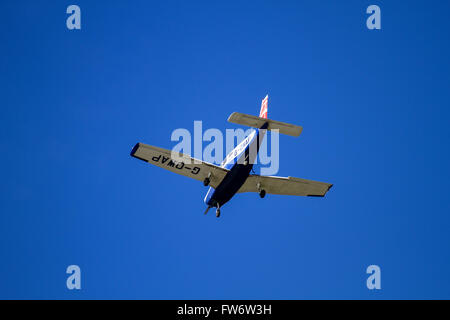 Tayside Aviation Piper PA-28-161 Cherokee Krieger II 'G-OWAP' Flugzeuge fliegen overhead am Flughafen in Dundee, Großbritannien Stockfoto