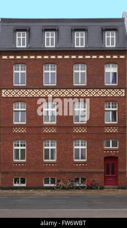 Vorderansicht des roten Reihenhaus in Greifswald, Mecklenburg-Vorpommern, Deutschland. Stockfoto