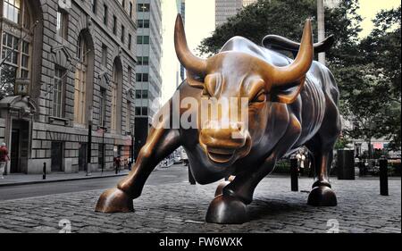 Die Aufladung Stier-Skulptur, die manchmal als die Wall Street Bull oder Bowling Green Bull bezeichnet wird, ist eine Skulptur aus Bronze, ursprünglich Guerilla Kunst von Arturo Di Modica, das sich in Bowling Green Park im Financial District in Manhattan, New York City. Stockfoto
