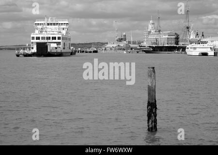 Versand im Solent am belebten Hafen Eingang alte Portsmouth England uk Stockfoto