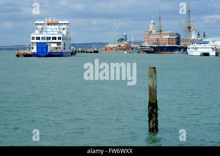 Versand im Solent am belebten Hafen Eingang alte Portsmouth England uk Stockfoto