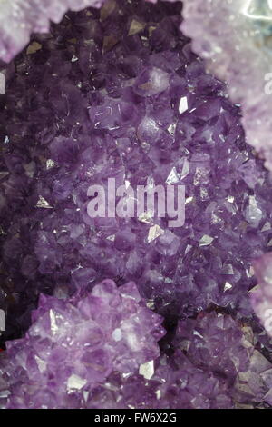 Natürliche Amethyst Kristall Hintergrund. Amethyst ist eine violette Quarz Stockfoto