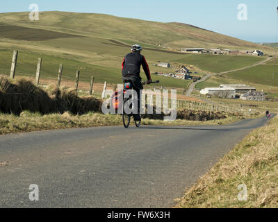 Fahren Sie bergab auf der ruhigen Orkney Road Stockfoto