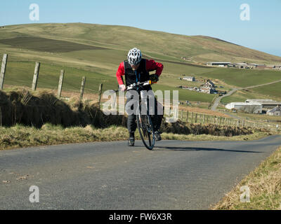 Männliche Radfahrer auf einem steilen Hügel Stockfoto