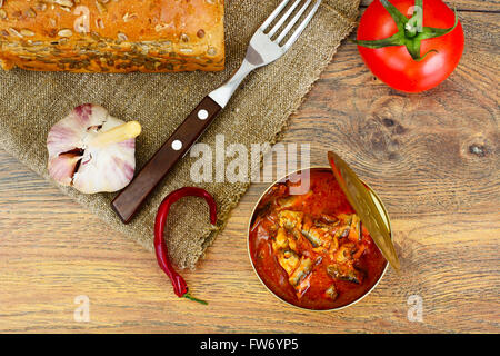 Fischkonserven Sprotte in Tomatensauce Stockfoto