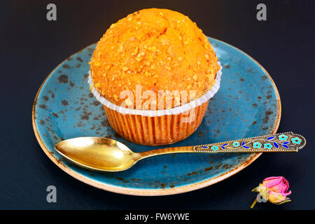 Karotte-Kuchen mit Walnüssen backen. Stockfoto