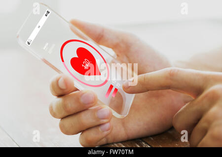 Nahaufnahme von Hand mit Herzfrequenz auf smartphone Stockfoto