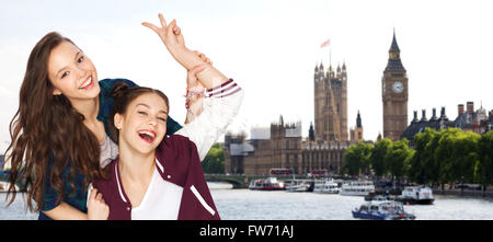 glückliche Mädchen im Teenageralter mit Peace-Zeichen in london Stockfoto