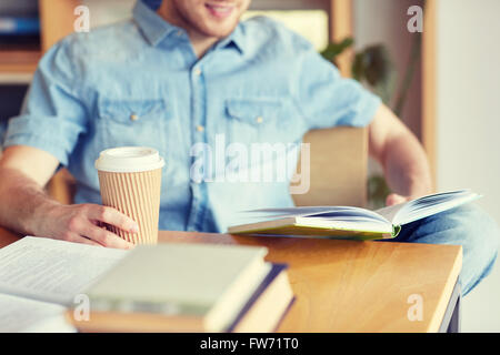 glückliche Schüler Buch lesen und Kaffee trinken Stockfoto