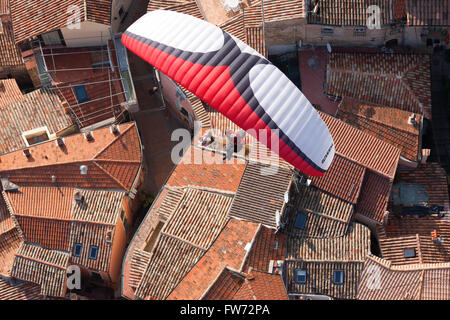 LUFT-LUFT-ANSICHT. Gleitschirmfliegen über einem mittelalterlichen Dorf. Roquebrune-Cap-Martin, Alpes-Maritimes, Französische Riviera, Frankreich. Stockfoto