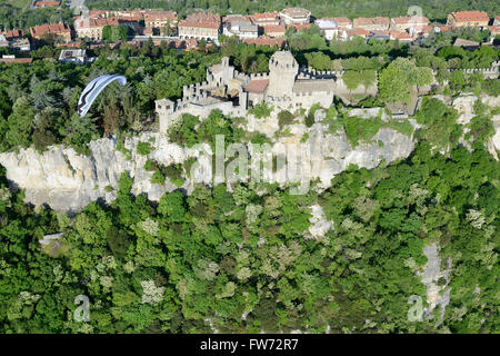 LUFTAUFNAHME. Paramotorist auf einem Rundflug über das historische Schloss Cesta. Republik San Marino. Stockfoto