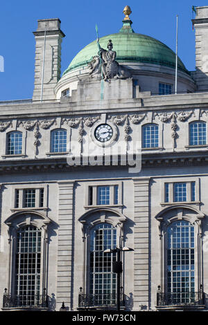 Statue von Britannia Clock und Kuppel auf dem ehemaligen Allianz Life Versicherung Gebäude am Piccadilly Circus Stockfoto