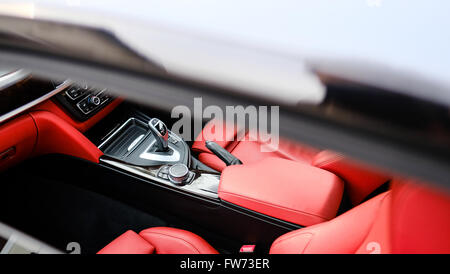 Cockpit-Ansicht eines teuren deutschen Sportcoupés mit rotem Lederinterieur. Stockfoto