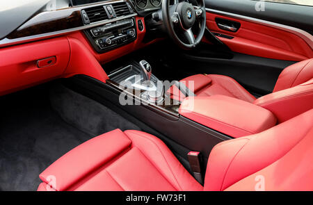 Cockpit-Ansicht eines teuren deutschen Sportcoupés mit rotem Lederinterieur. Stockfoto