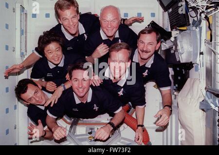 Space Shuttle Discovery STS-95 Besatzung während des Fluges in der Erdumlaufbahn 5. November 1998 Porträt. NASA-Astronaut und Mission Kommandant Curtis Brown Jr., erscheint am rechten Center in der Pyramide. Andere, von dort aus im Uhrzeigersinn sind Steven Lindsey, Stephen Robinson, ESA-Astronaut Pedro Duque, japanischer Astronaut Chiaki Naito-Mukai, Scott Parazynski und US-Senator John Glenn Jr.. Stockfoto