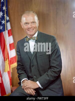 NASA Astronaut John Glenn Porträt in Anzug und Krawatte am Johnson Space Center, 30. Oktober 1964 in Houston, Texas. Glenn war der erste Amerikaner, einen bemannten orbitalen Raumflug an Bord das Handwerk zu fliegen. Stockfoto