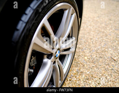 Großes 19-Zoll-Leichtmetall-Sportrad und flacher Reifen, gesehen auf einem bekannten deutschen Automobilhersteller. Stockfoto
