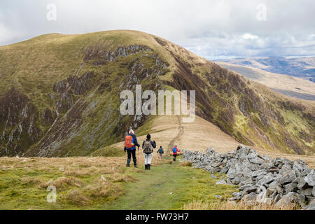 Wanderer absteigend Mynydd Tal-y-mignedd in Richtung col und Trum y Ddysgl auf Nantlle Höhenweg in Snowdonia Nationalpark Berge (Eryri). Wales UK Stockfoto