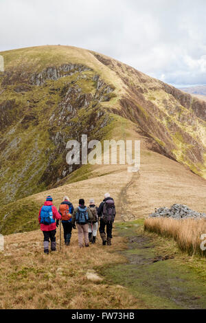 Wanderer absteigend Mynydd Tal-y-mignedd in Richtung col und Trum y Ddysgl auf Krippe Nantlle Ridge in den Bergen von Snowdonia National Park (Eryri). Wales UK Stockfoto