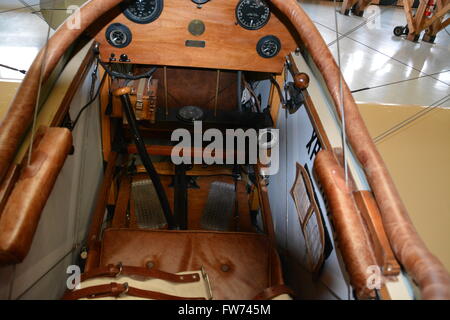 Das Cockpit des WWI Curtiss Jenny Kämpfer Doppeldecker in einem Hangar am Military Aviation Museum in Virginia Beach. Stockfoto