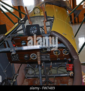 Das Cockpit des WWI deutsche Fokker D7 VII Kämpfer Dreidecker in einem Hangar am Military Aviation Museum in Virginia Beach. Stockfoto