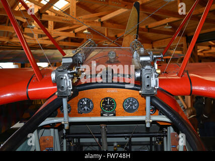 Das Cockpit und die Geschütze auf ein Kämpfer WWI deutsche Fokker DR1 Dreidecker in einem Hangar am Military Aviation Museum in Virginia Beach. Stockfoto