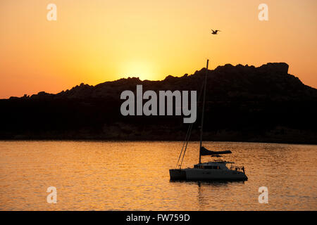 Sonnenuntergang auf einem Boot in Baia Santa Reparata in der Nähe von Santa Teresa di Gallura Stockfoto