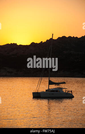 Sonnenuntergang auf einem Boot in Baia Santa Reparata in der Nähe von Santa Teresa di Gallura Stockfoto