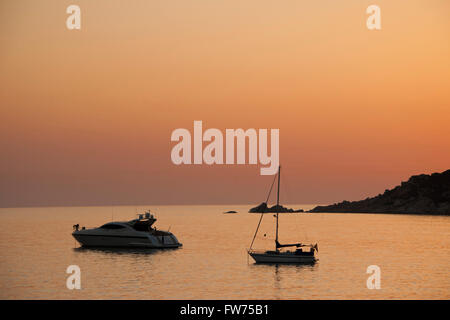 Sonnenuntergang auf einem Boot in Baia Santa Reparata in der Nähe von Santa Teresa di Gallura Stockfoto