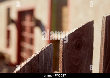 typische Straßenszene mit Türen und Tore, Alpine, Texas, USA Stockfoto