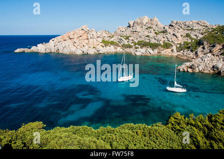 Den wunderbaren Farben des Meeres in Cala Spinosa, eine Bucht von Capo Testa, in der Gallura Stockfoto