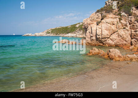 Die Klippen und die Farbe des Meeres in La Marmorata, in der Nähe von Santa Teresa di Gallura Stockfoto