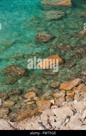 Die Klippen und die Farbe des Meeres in La Marmorata, in der Nähe von Santa Teresa di Gallura Stockfoto