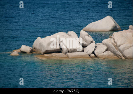 Die Klippen und die Farbe des Meeres in La Marmorata, in der Nähe von Santa Teresa di Gallura Stockfoto